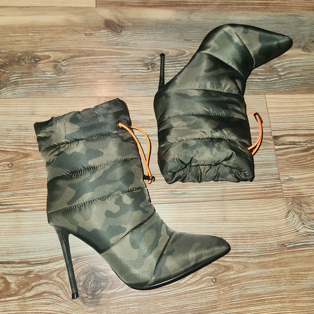 MIDWEEK MARKDOWN Steve Madden Cloak Camo Boots Size 8